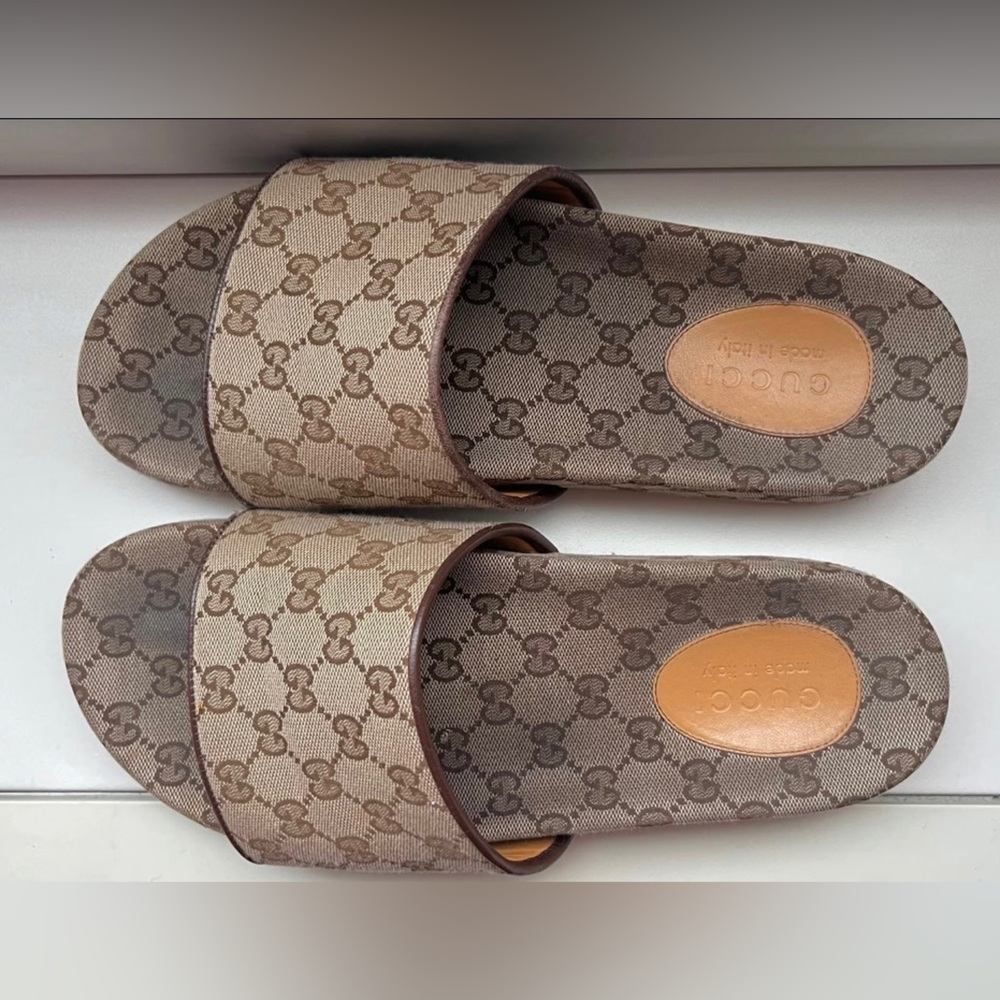 - Beige
- Original GG canvas brown leather trim
- Rubber sole
- Low heel